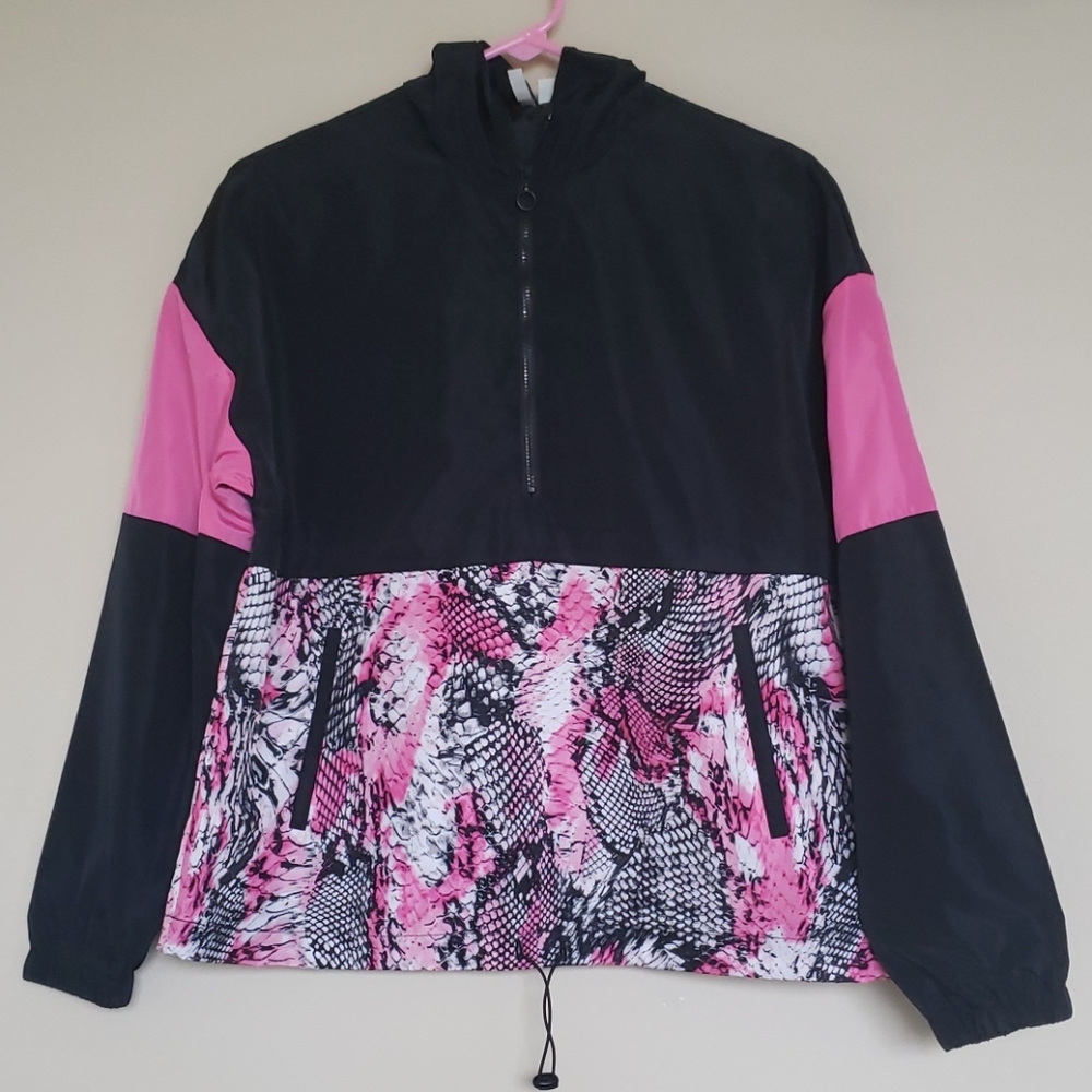 NWOT Cute windbreaker w hood